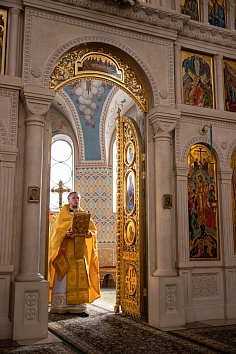 Божественная Литургия в воскресенье, на неделе десятой по Пятидесятнице