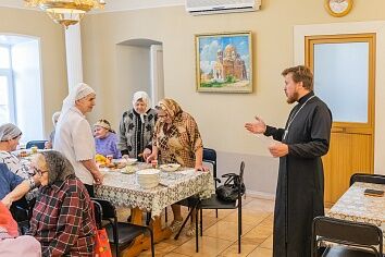 Патронажная служба доставила в храм пожилых прихожан