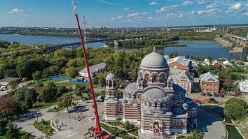 Установка креста главного купола Троицкого храма