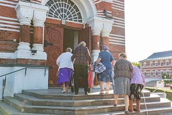 Патронажная служба доставила в храм пожилых прихожан