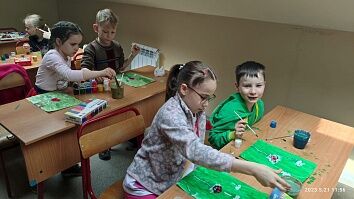 Продолжаются радостные и цветущие пасхальные дни, а с ними - и занятия в воскресной школе