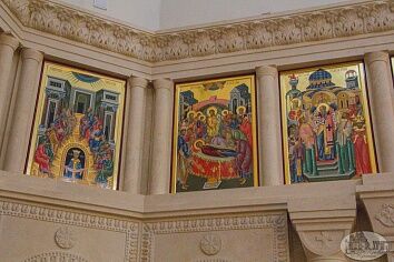 Установлены иконы праздничного ряда центрального иконостаса