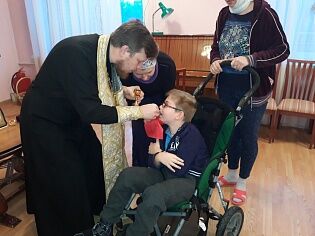 Причастие детей-инвалидов в реабилитационном центре "Коломенский"