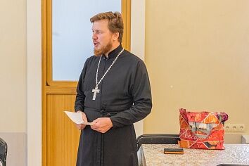 Патронажная служба доставила в храм пожилых прихожан