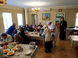 Патронажная служба храма доставила на службу пожилых прихожан