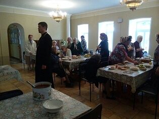 Патронажная служба храма доставила пожилых прихожан на литургию.