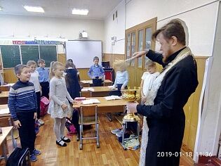 Священники Троицкого храма посетили образовательные и социальные учреждения города