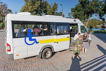 Патронажная служба доставила в храм пожилых прихожан