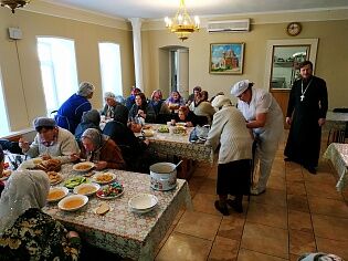 Патронажная служба храма доставила на службу пожилых прихожан