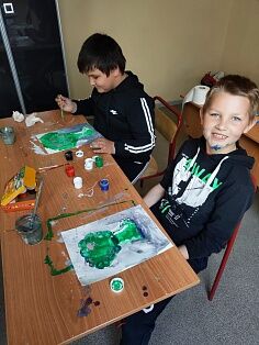 Продолжаются радостные и цветущие пасхальные дни, а с ними - и занятия в воскресной школе