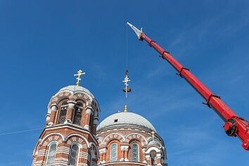 Установка креста главного купола Троицкого храма