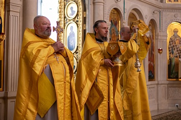 Божественная Литургия в воскресенье, на неделе четвёртой по Пятидесятнице