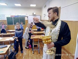 Священники Троицкого храма посетили образовательные и социальные учреждения города