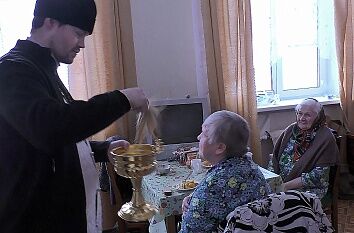 Священники Троицкого храма посетили образовательные и социальные учреждения города