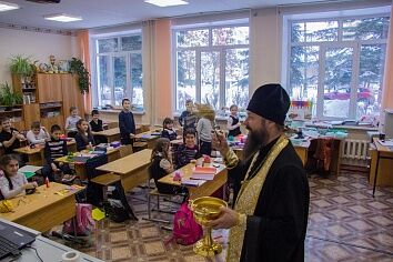 Крещенское поздравление в школе №28 и щуровской поликлинике