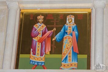 Центральный иконостас пополнился иконами
