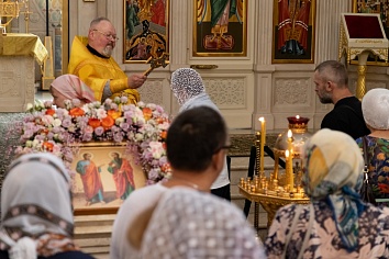 Божественная Литургия в субботу, на неделе пятой по Пятидесятнице, в день памяти первоверховных апостолов Петра и Павла