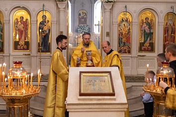 Божественная Литургия в воскресенье, на неделе второй по Пятидесятнице, Всех святых, в земле Русской просиявших