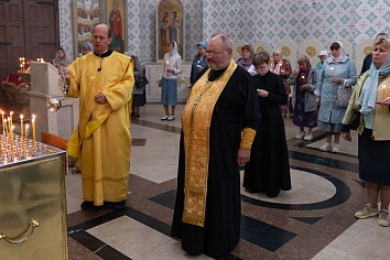 Божественная Литургия в воскресенье, на неделе второй по Пятидесятнице, Всех святых, в земле Русской просиявших