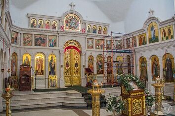 Установлены иконы праздничного ряда центрального иконостаса