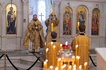 Божественная Литургия в воскресенье, на Неделе сыропустной, в воспоминание Адамова изгнания