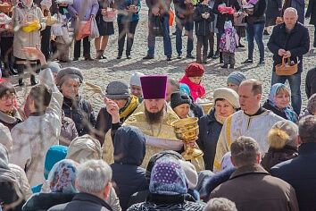 Освящение пасхальной снеди у Троицкого храма