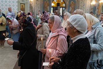 Божественная Литургия в воскресенье, на неделе второй по Пятидесятнице, Всех святых, в земле Русской просиявших