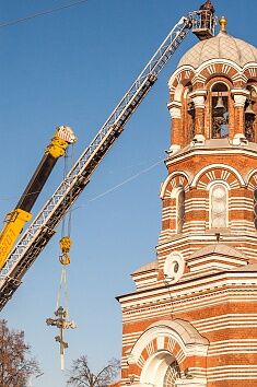 Крест колокольни Троицкого храма занял свое место после реставрации