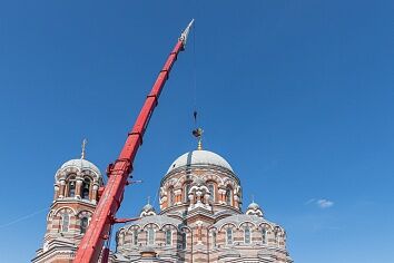 Установка креста главного купола Троицкого храма