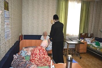 Священники Троицкого храма посетили образовательные и социальные учреждения города