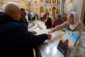 Божественная Литургия с чином раздробления артоса