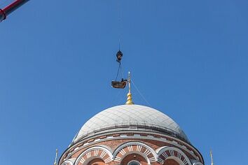 Установка креста главного купола Троицкого храма