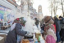 Поздняя Божественная литургия и праздничные гуляния в день Рождества Христова