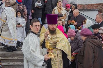 Освящение пасхальной снеди у Троицкого храма