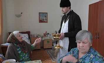 Священники Троицкого храма посетили образовательные и социальные учреждения города