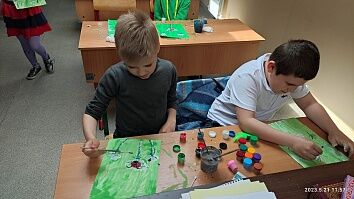 Продолжаются радостные и цветущие пасхальные дни, а с ними - и занятия в воскресной школе