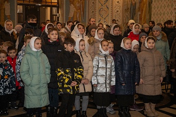 Поздняя Божественная литургия в праздник Рождества Христова