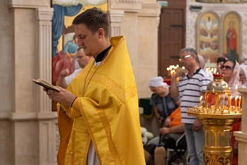 Божественная Литургия в воскресенье, на неделе пятой по Пятидесятнице