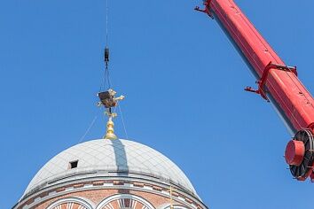 Установка креста главного купола Троицкого храма