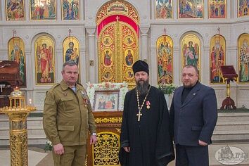 Вручение памятной награды настоятелю Троицкого храма