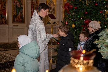 Поздняя Божественная литургия в праздник Рождества Христова