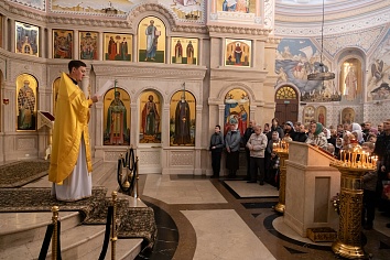 Божественная Литургия в воскресенье, на неделе сеинадцатой по Пятидесятнице