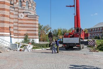 Установка креста главного купола Троицкого храма