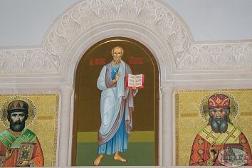Центральный иконостас пополнился иконами