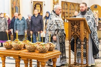 Память св. Феодора Тирона. Освящение колива в Троицком храме.