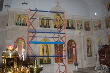 Центральный иконостас пополнился иконами