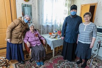 Ветеранов Коломны поздравили с Пасхой волонтёры Троицкого храма